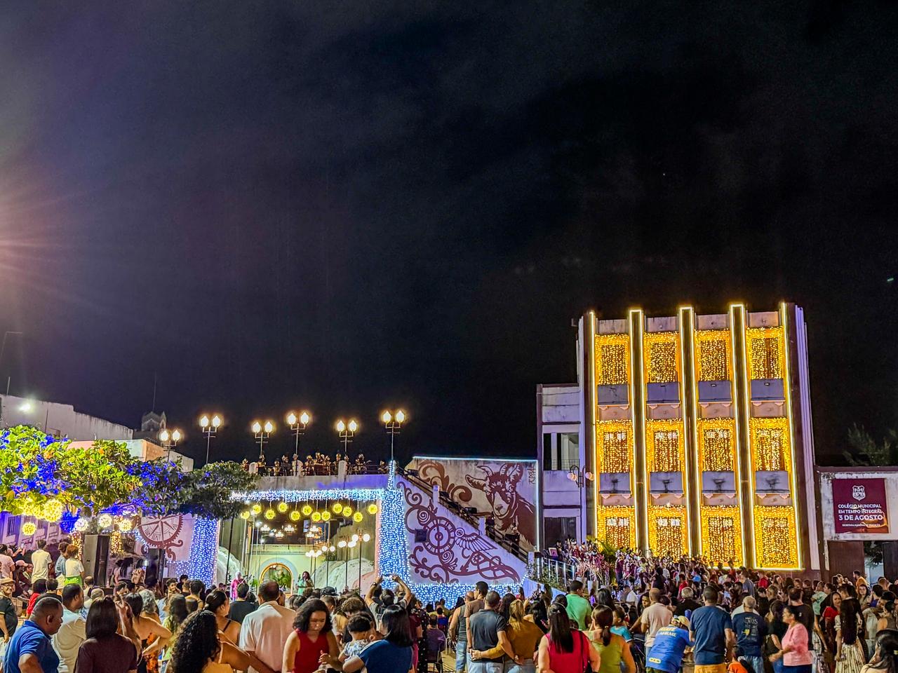 Cantata Natalina e chegada do Papai Noel encantam público na Estação Ferroviária