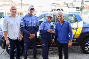 Prefeito Paulo Roberto entrega nova viatura para a AGTRAN
