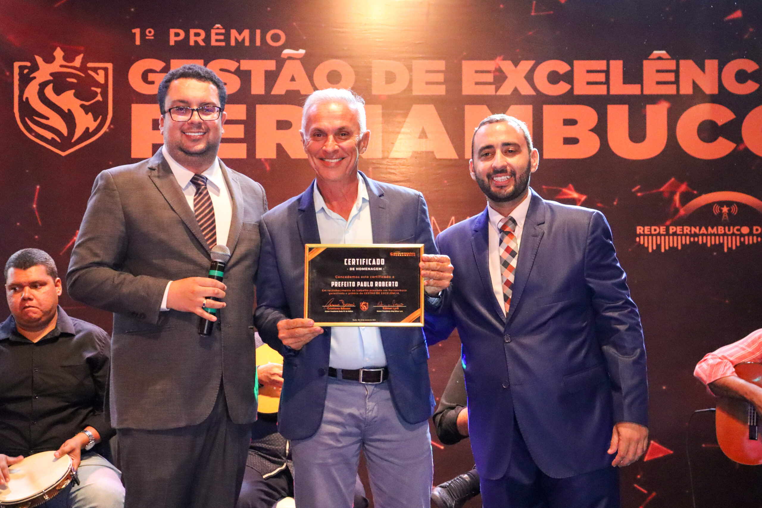 Prefeito de Vitória, Paulo Roberto, recebe “Prêmio Gestão de Excelência Pernambuco”