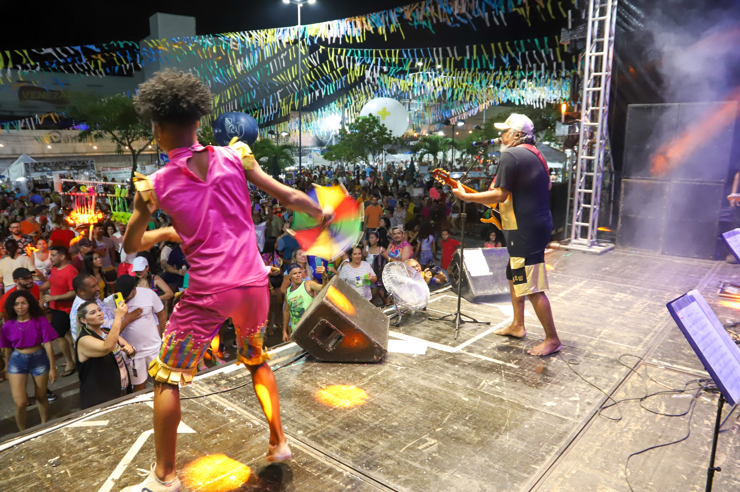 Ao som de Marrom Brasileiro, Carnaval Vitória das Alegorias encerra programação do polo principal
