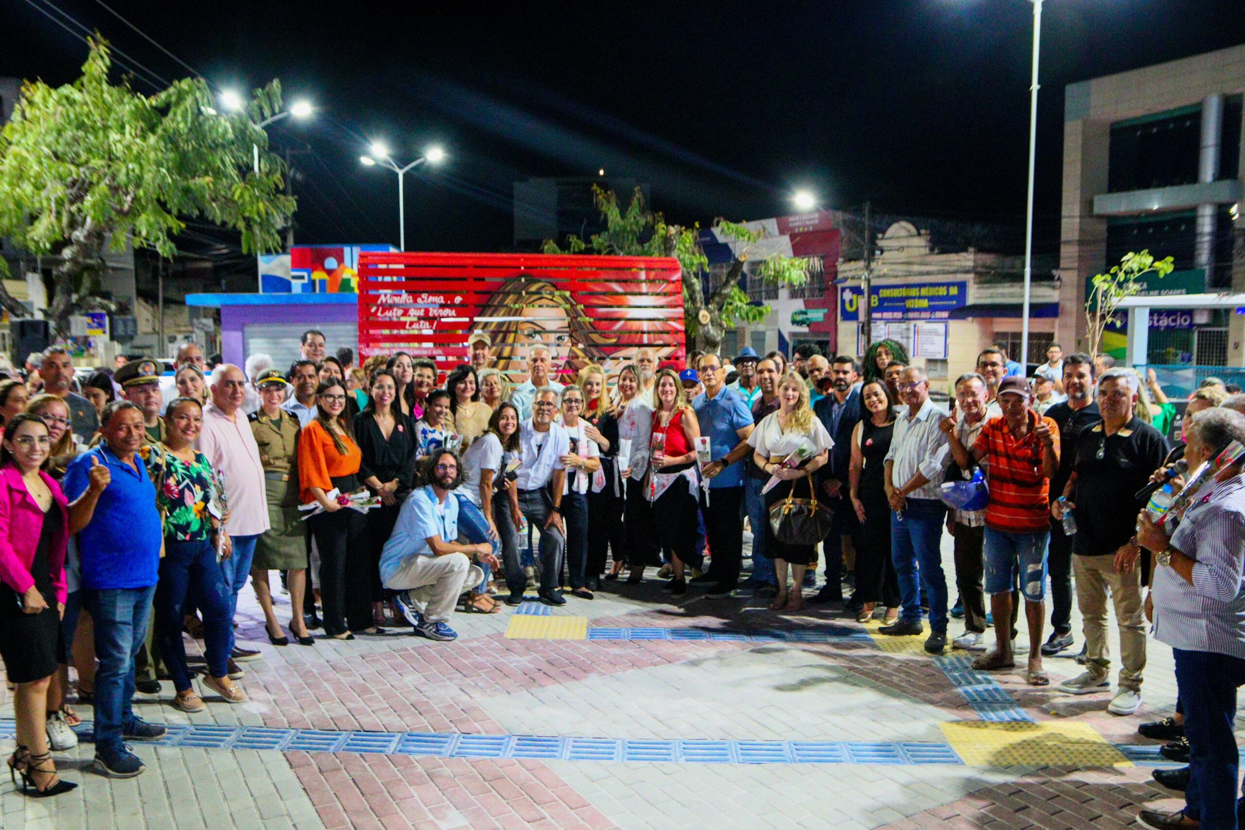 No Dia Internacional da Mulher, Prefeitura da Vitória inaugura Banco Vermelho e entrega reforma de praça