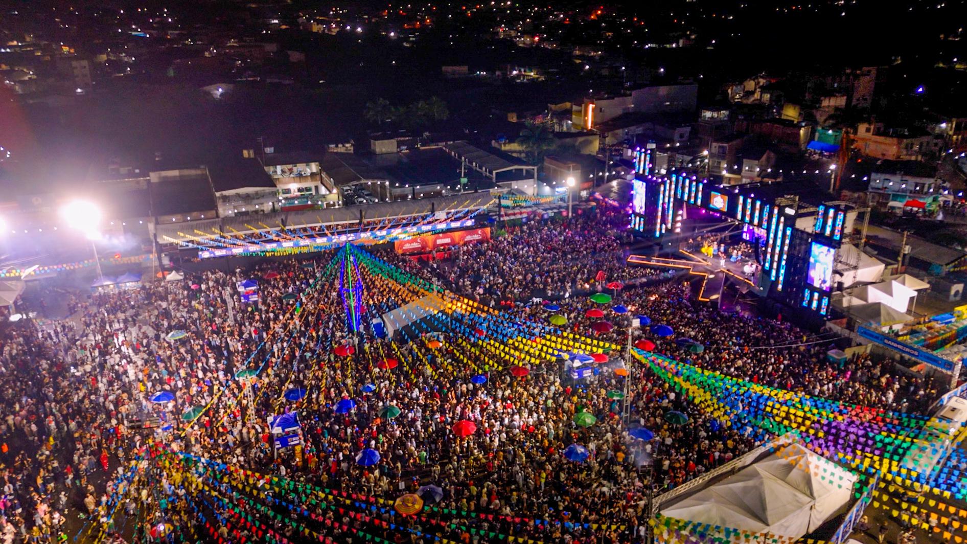 Em noite de chuva, Priscila Senna, Novinho da Paraíba e Belo se apresentam no Vitória do Pé de Serra e seguram público até o fim