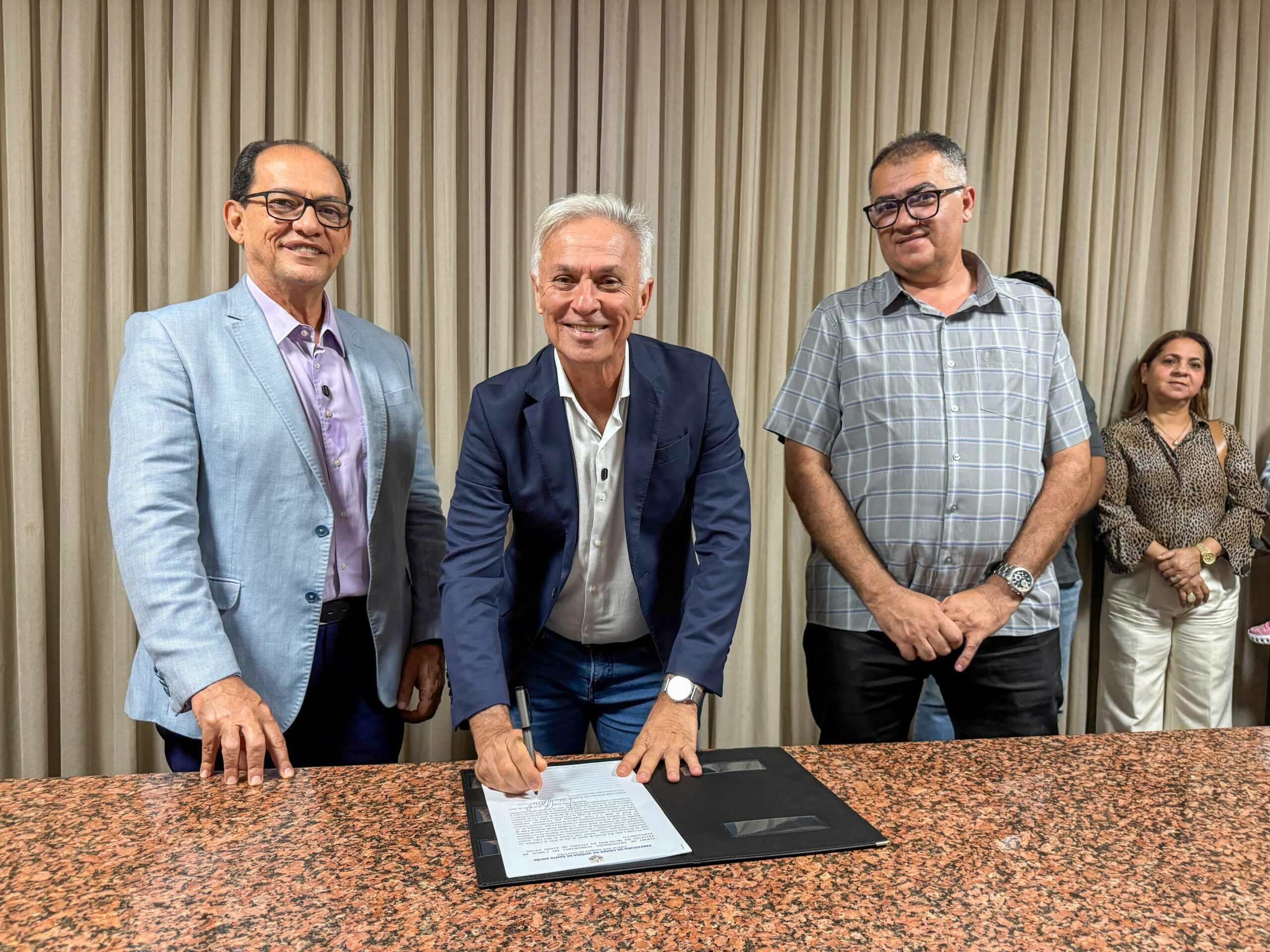 Prefeito Paulo Roberto transmite cargo ao vice-prefeito Edmo Neves para cumprir agenda no Japão e na China