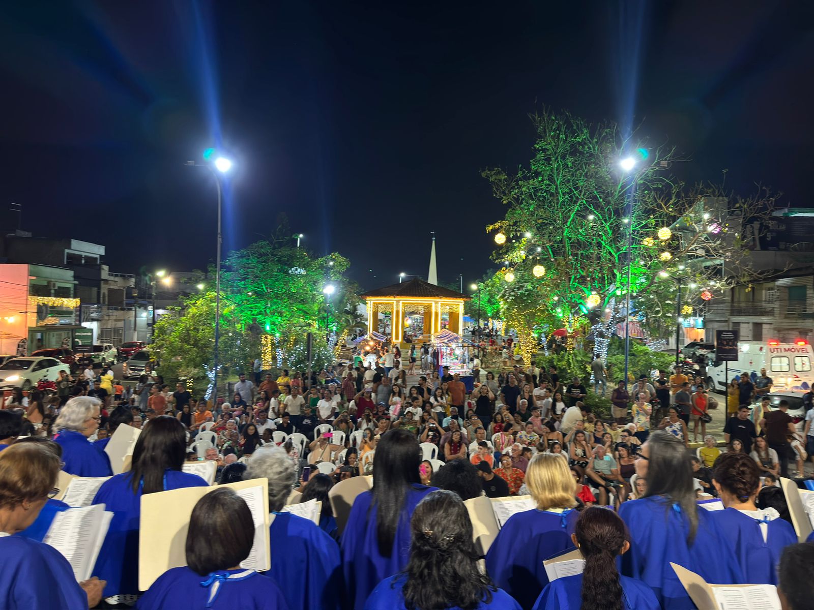 Cantata Natalina reúne crianças, idosos e comunidade na Praça da Matriz