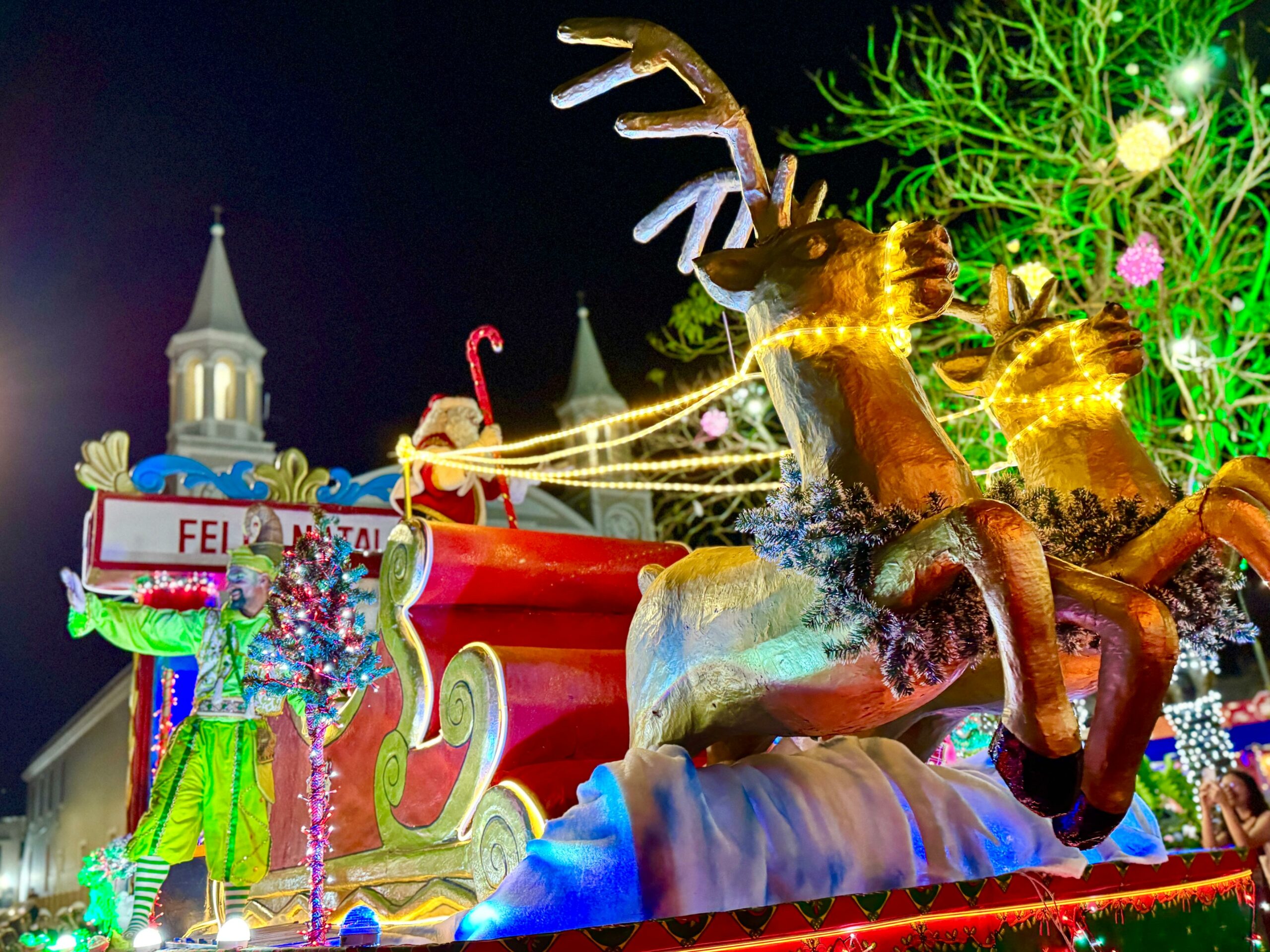 Natal da Vitória encanta famílias com cortejos, música e espetáculos culturais