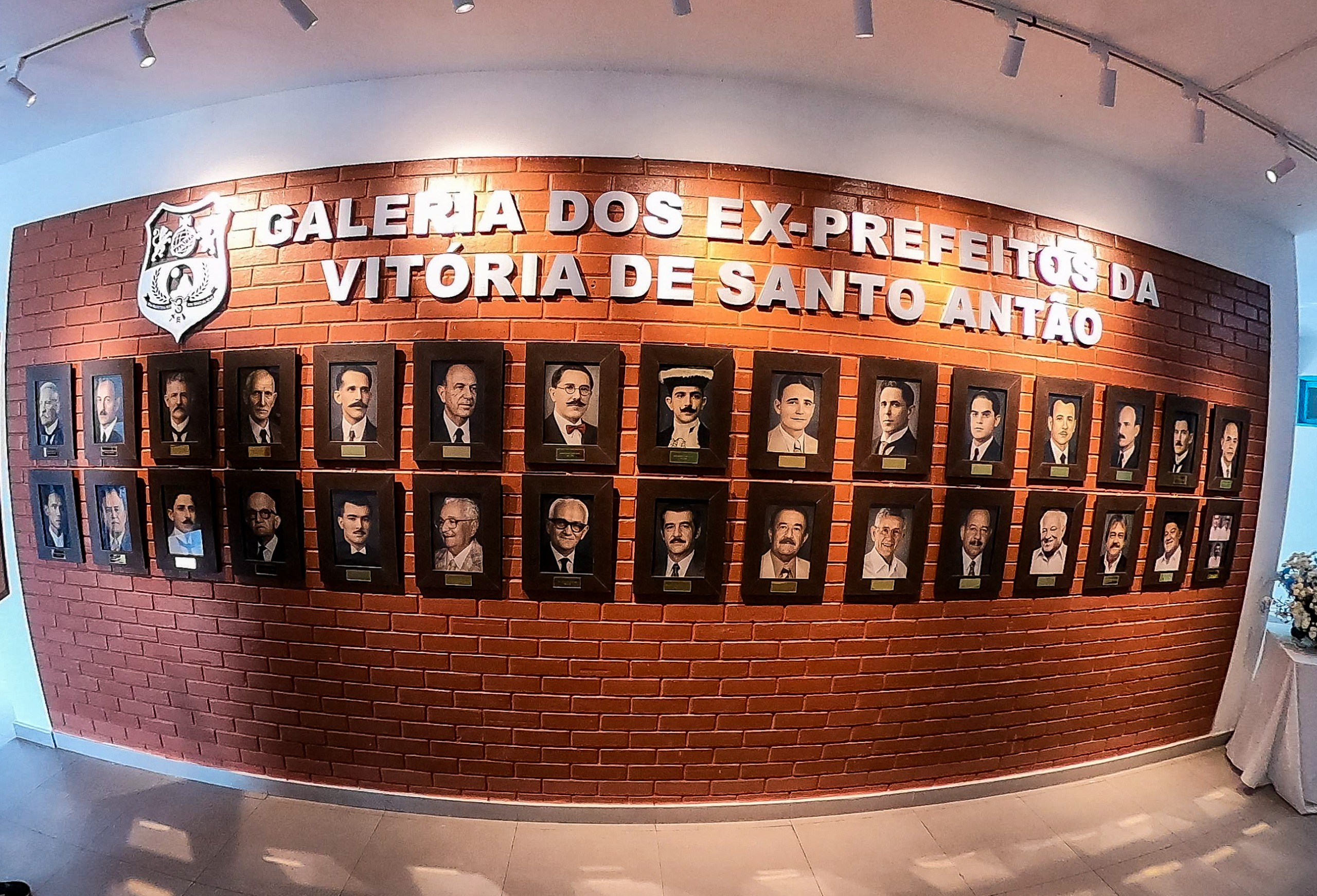 Galeria de ex-prefeitos, portal de turismo e atendente virtual inteligente são inaugurados em Vitória