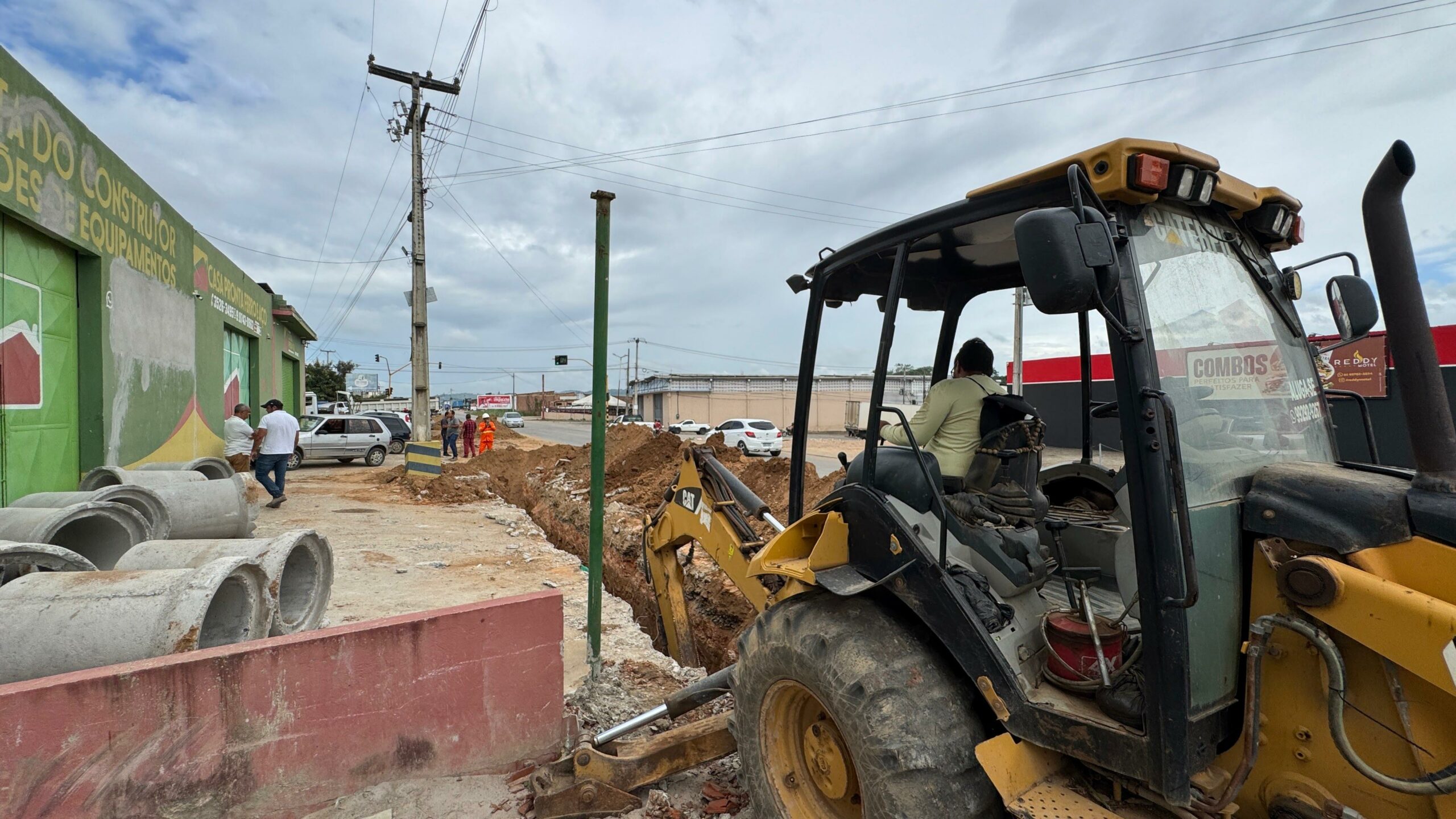Prefeitura da Vitória realiza obra de drenagem na Avenida Henrique de Holanda