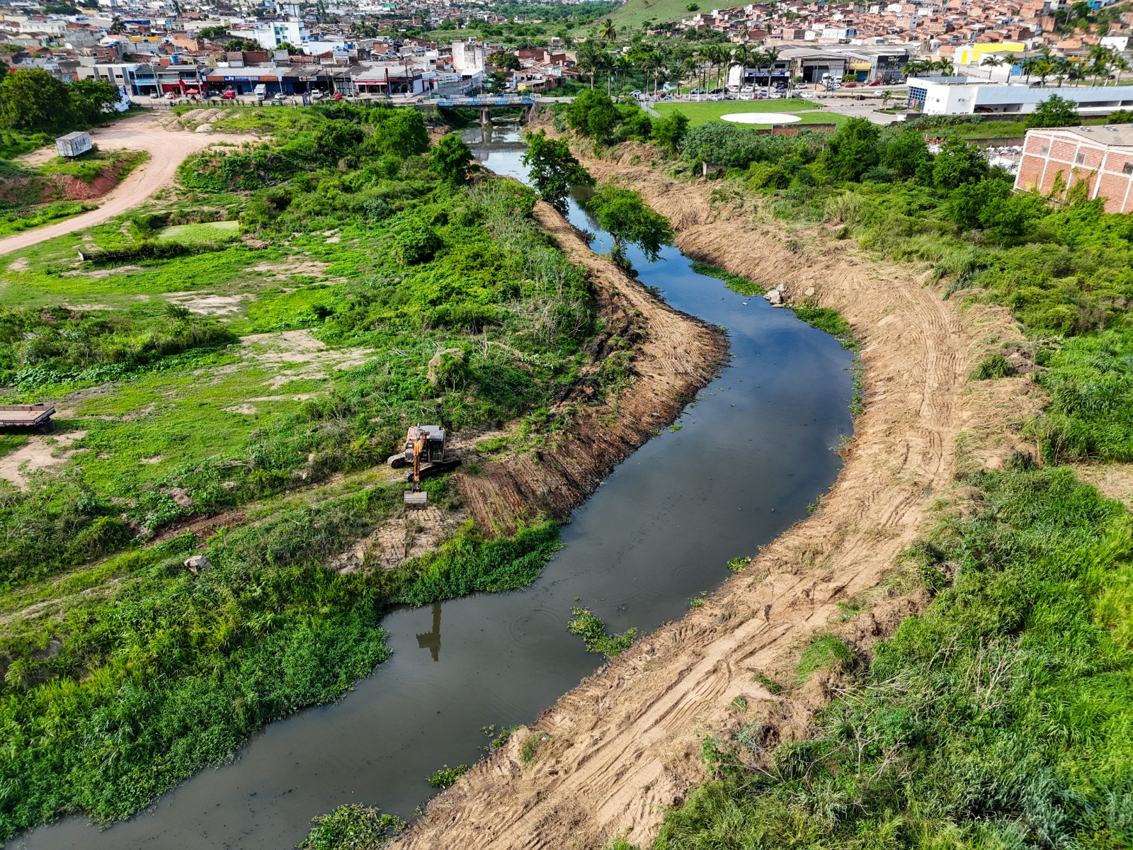 Limpeza do Rio Itapacurá, em Vitória, é iniciada visando o inverno 2026