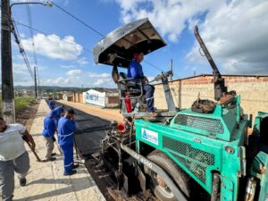 Prefeitura inicia capeamento de avenida e amplia pavimentação no Loteamento Conceição II