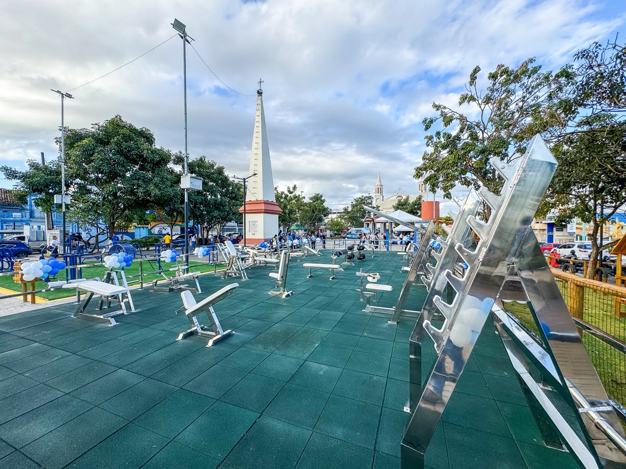 Vitória inaugura Academia Movimenta Vitória e assina ordem de serviço para hospital